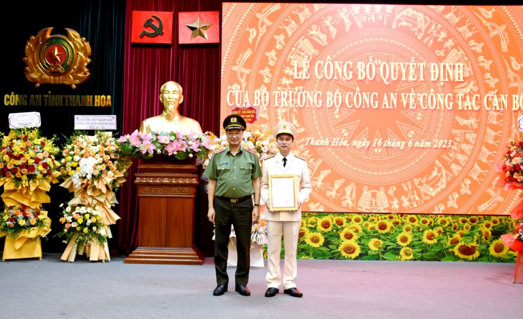  Thừa ủy quyền của Lãnh đạo Bộ Công an, Thiếu tướng Trần Phú Hà, Giám đốc Công an tỉnh Thanh Hóa trao Quyết định cho Đại tá Phùng Xuân Tiến