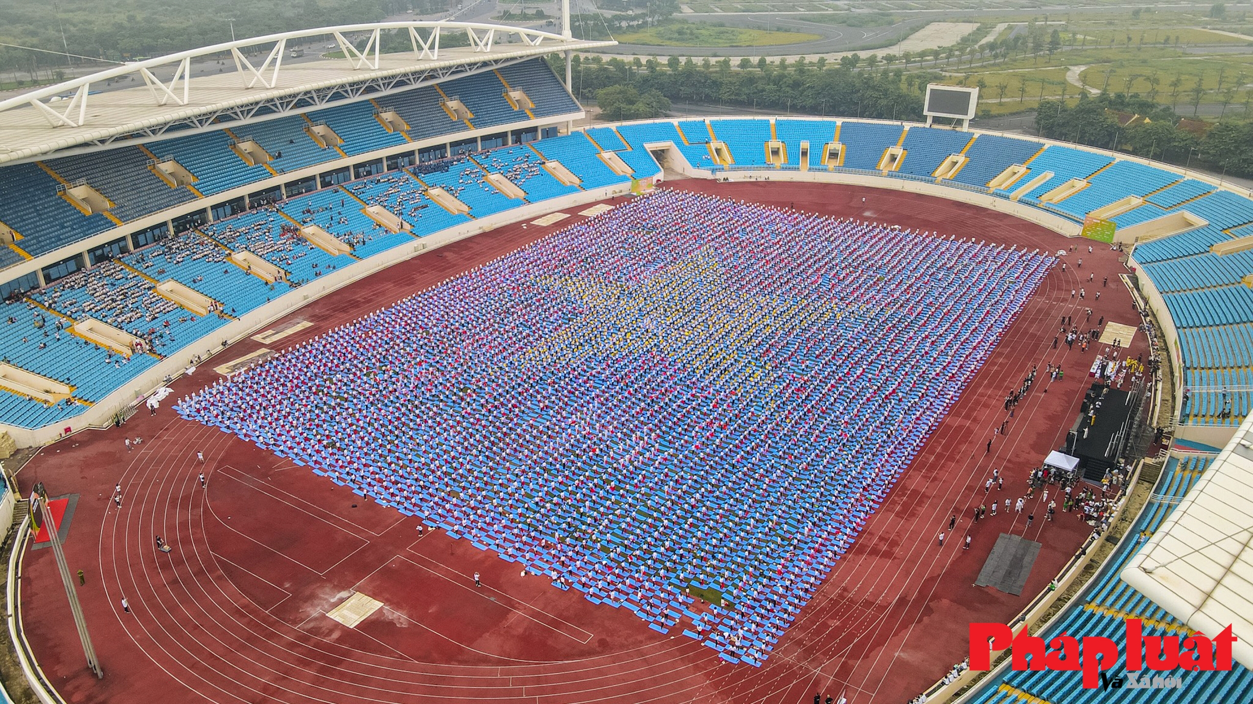 Ngày hội Yoga Dân Trí 5000 người đồng diễn tạo hình cờ Tổ quốc xác lập kỷ lục Việt Nam