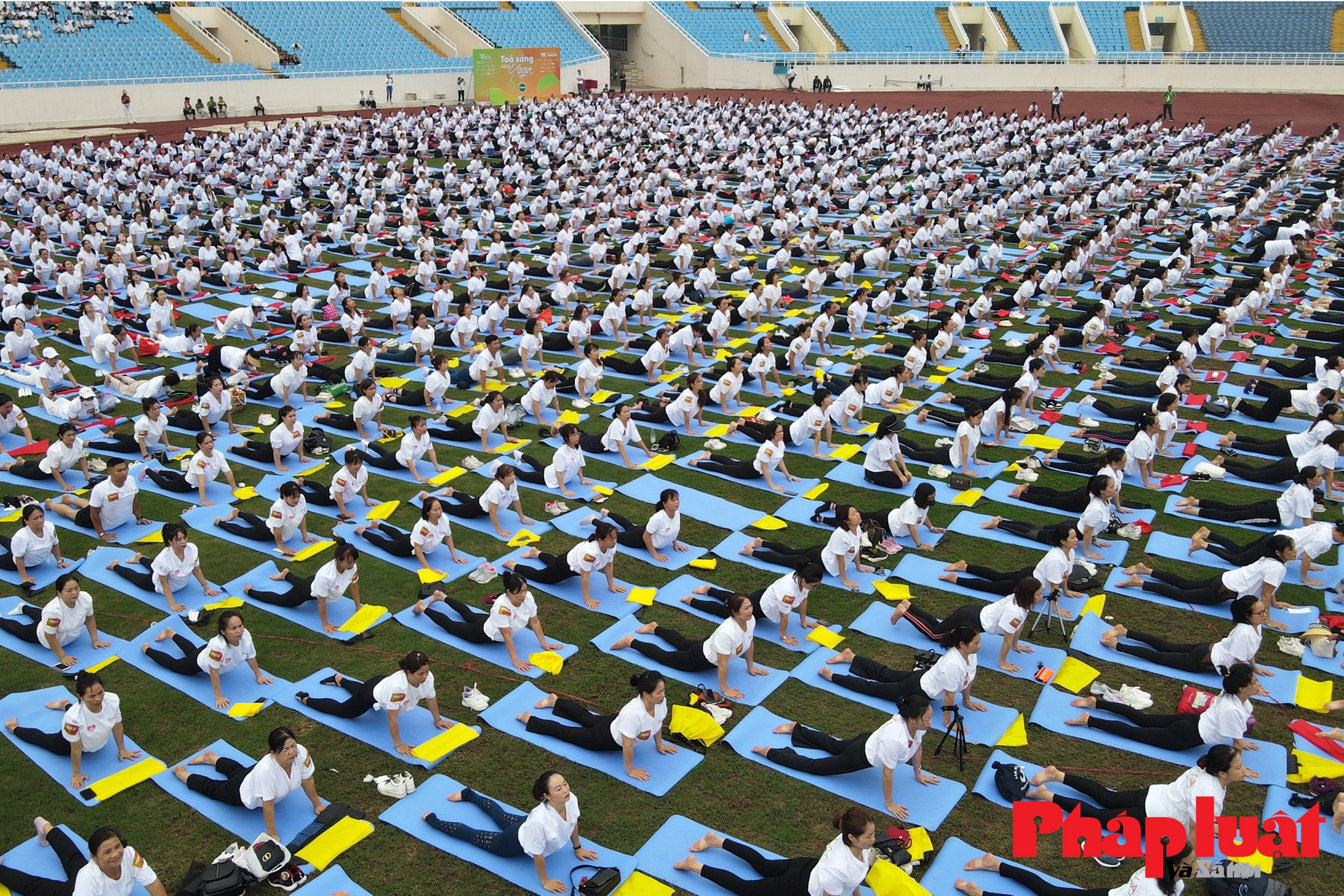 Ngày hội Yoga Dân Trí 5000 người đồng diễn tạo hình cờ Tổ quốc xác lập kỷ lục Việt Nam