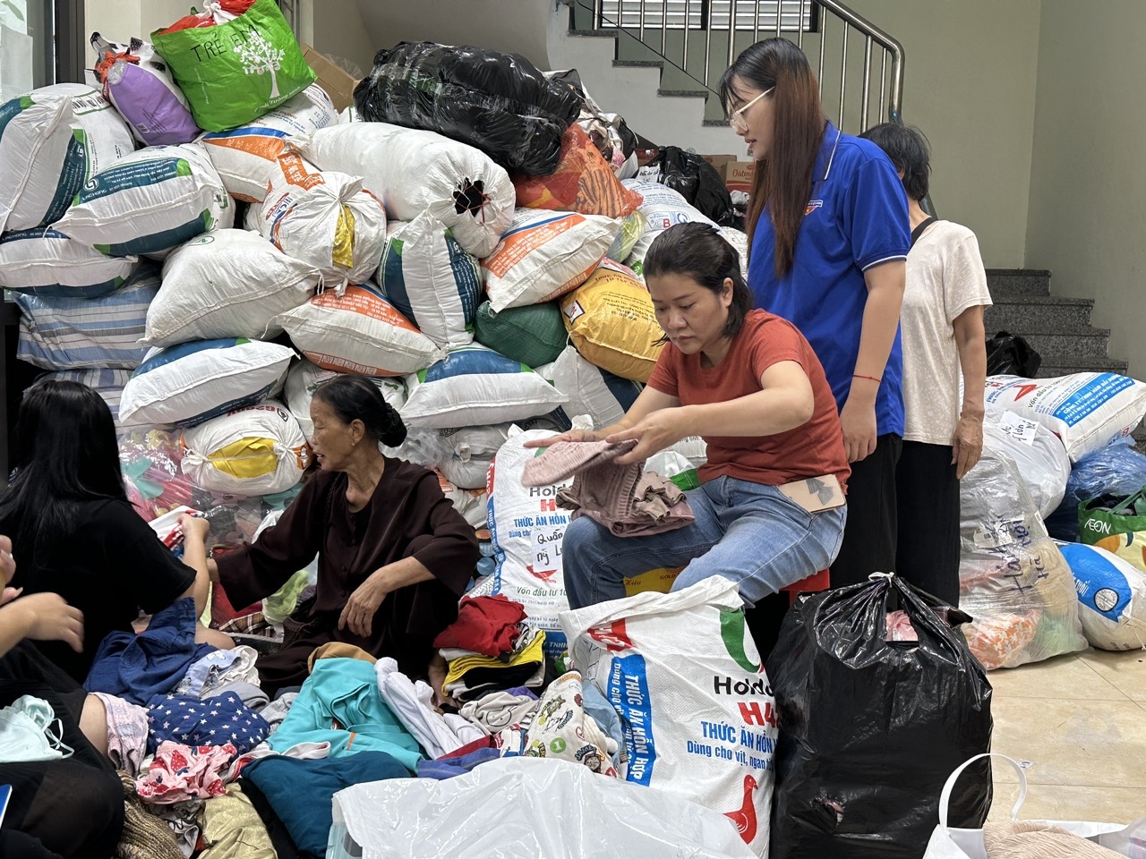Tình người sau vụ cháy chung cư Khương Hạ Tình người sau vụ cháy chung cư Khương Hạ