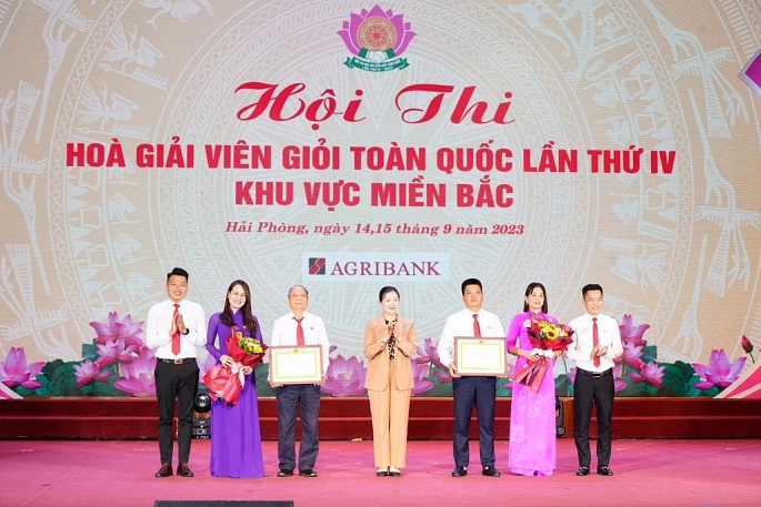 Ban tổ chức Hội thi trao giải Nhì cho đội thi của TP Hà Nội và tỉnh Vĩnh Phúc.	Ảnh: Khánh Huy