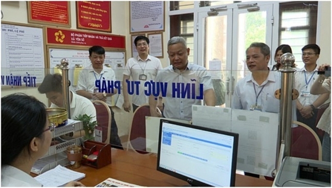 Đoàn kiểm tra liên ngành của TP Hà Nội kiểm tra tại bộ phận một cửa xã Yên Sở, huyện Hoài Đức. Ảnh: P. Lan