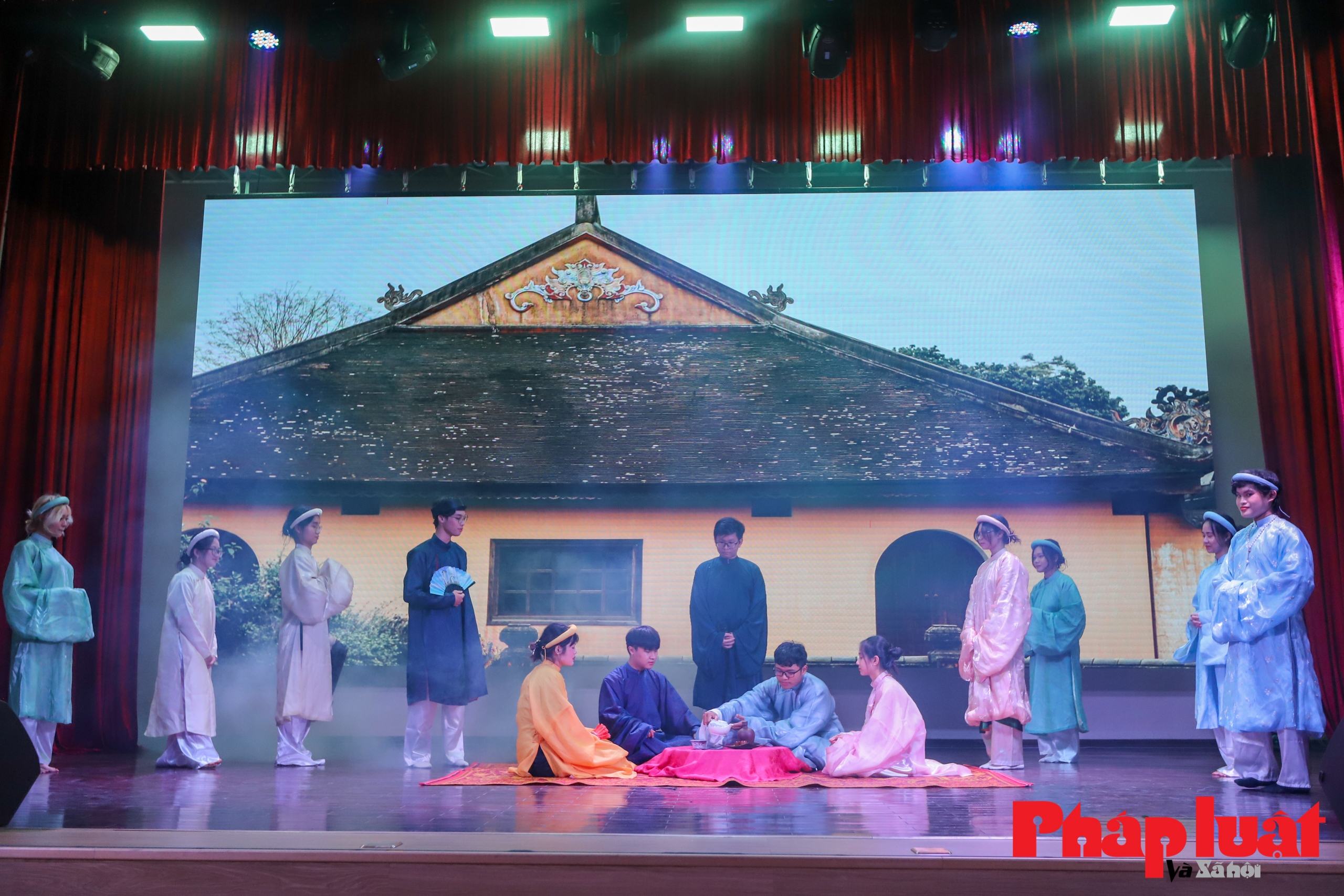 Các bạn trẻ phỏng dựng lễ cưới nhà quyền quý thời nhà Nguyễn