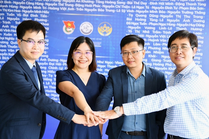 TS Trịnh Văn Chiến (thứ hai từ phải sang) cùng các “Quả cầu vàng” 2023.               Ảnh: NVCC
