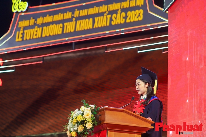 Sinh viên Trần Thị Thu Hiền, Thủ khoa Đại học Ngoại thương 2023, phát biểu tại Lễ tuyên dương thủ khoa xuất sắc tốt nghiệp các trường đại học, học viện trên địa bàn Thủ đô Hà Nội năm 2023. Ảnh: Khánh Huy