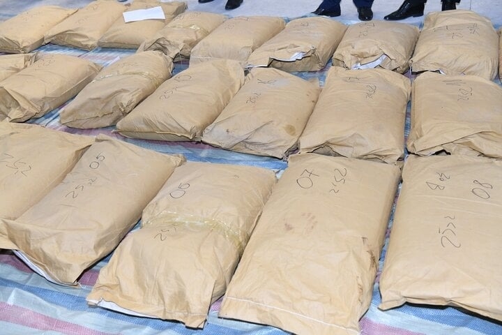Hơn 1 tấn ma túy ngụy trang trong bao xi-măng tập kết tại kho hàng Hải Phòng