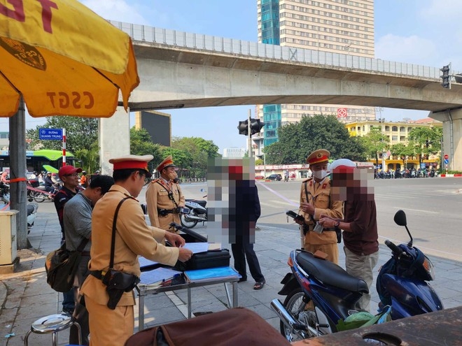 Tổ công tác Đội Cảnh sát giao thông số 7 kiểm tra theo chuyên đề nồng độ cồn, tại ngã tư Quang Trung - Phùng Hưng, quận Hà Đông.  Ảnh: CATP Hà Nội