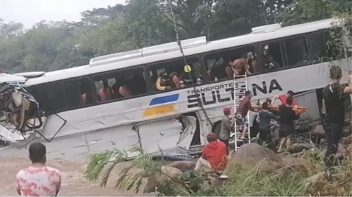 Hiện trường vụ tai nạn xe buýt ở Honduras. Ảnh: