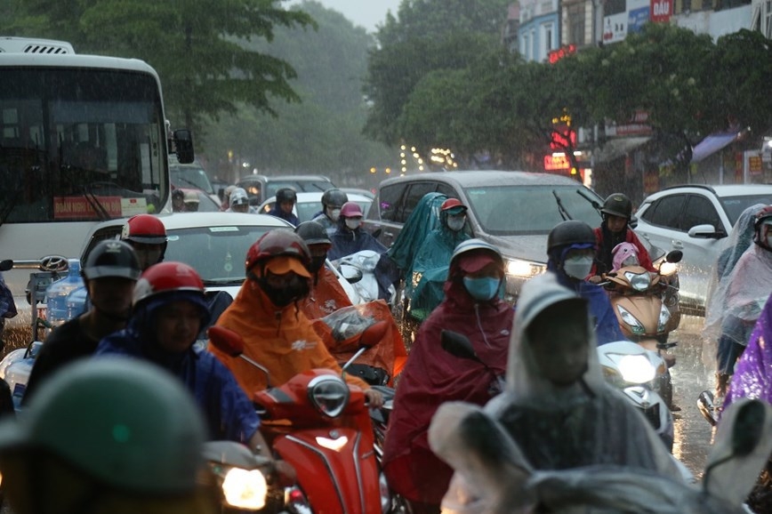 Không khí lạnh tràn về, Hà Nội mưa rét, nhiệt độ thấp nhất 16 độ C
