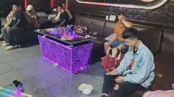 Bí mật trong phòng hát karaoke của một hộ gia đình lúc nửa đêm