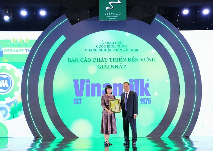Đại diện Vinamilk nhận Giải thưởng Top 20 Báo cáo thường niên tốt nhất nhóm ngành phi tài chính. Xem thêm Báo cáo thường niên 2022 của Vinamilk tại đây