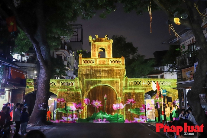 Trình diễn ánh sáng 3D tại Ô Quan Chưởng là một trong những sản phẩm du lịch mới của Hà Nội. 	Ảnh: Khánh Huy