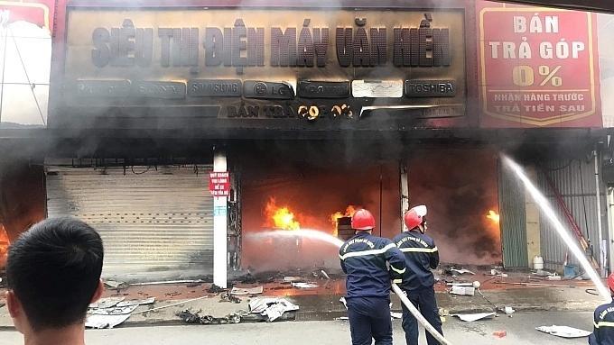 Cháy lớn siêu thị điện máy ở Hải Phòng
