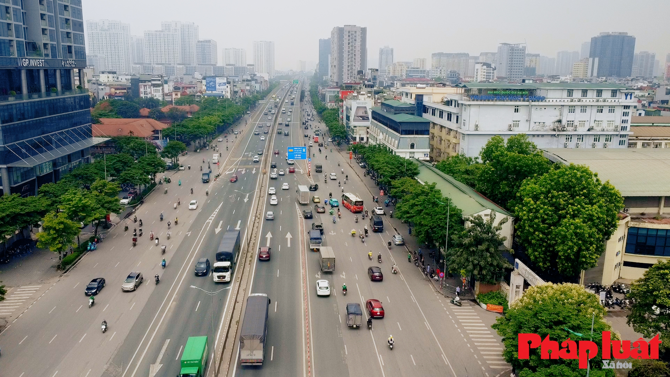 Nhiều người loay hoay di chuyển sau khi thông cầu vượt Mai Dịch mới