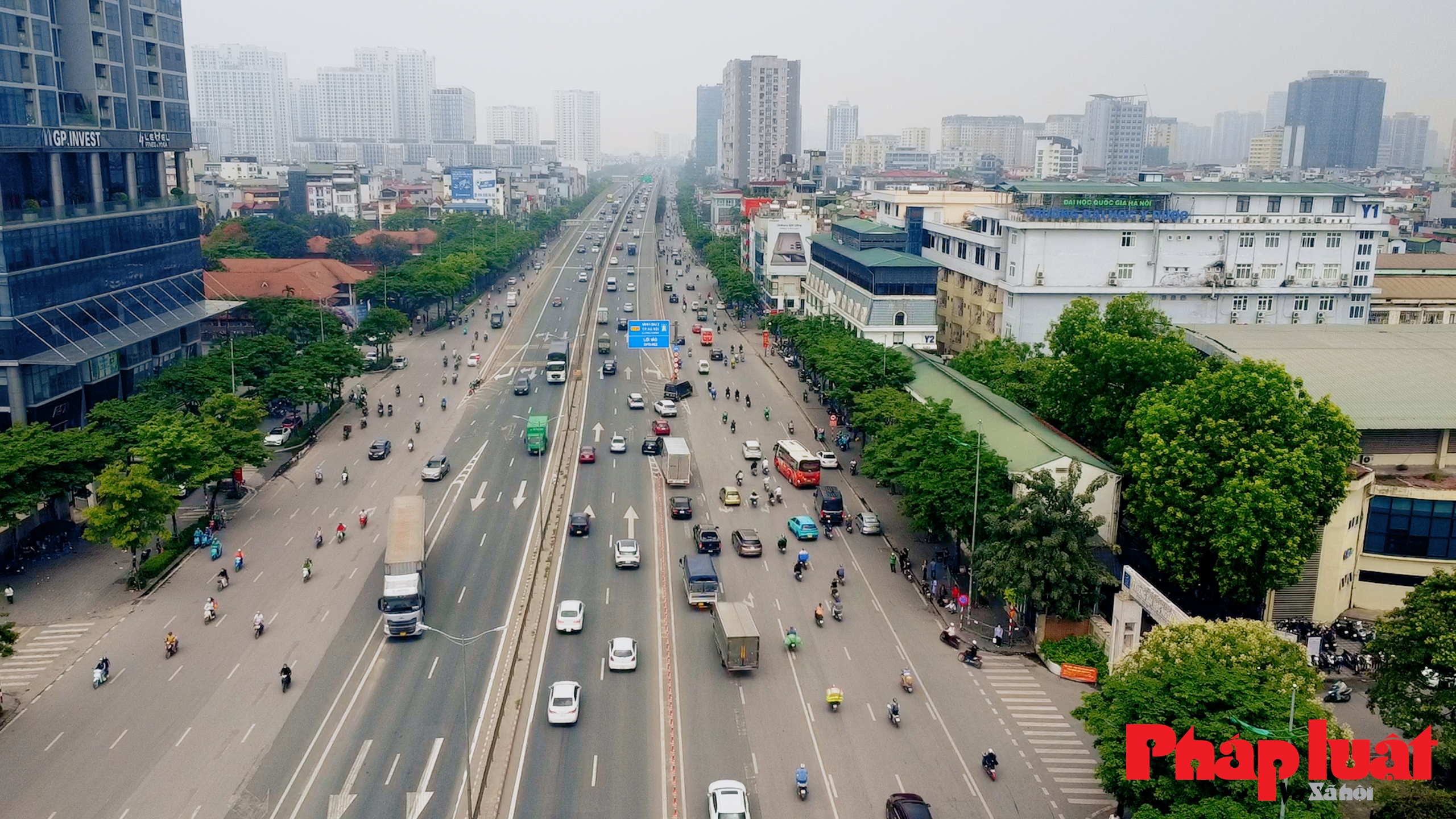 Nhiều người loay hoay di chuyển sau khi thông cầu vượt Mai Dịch mới