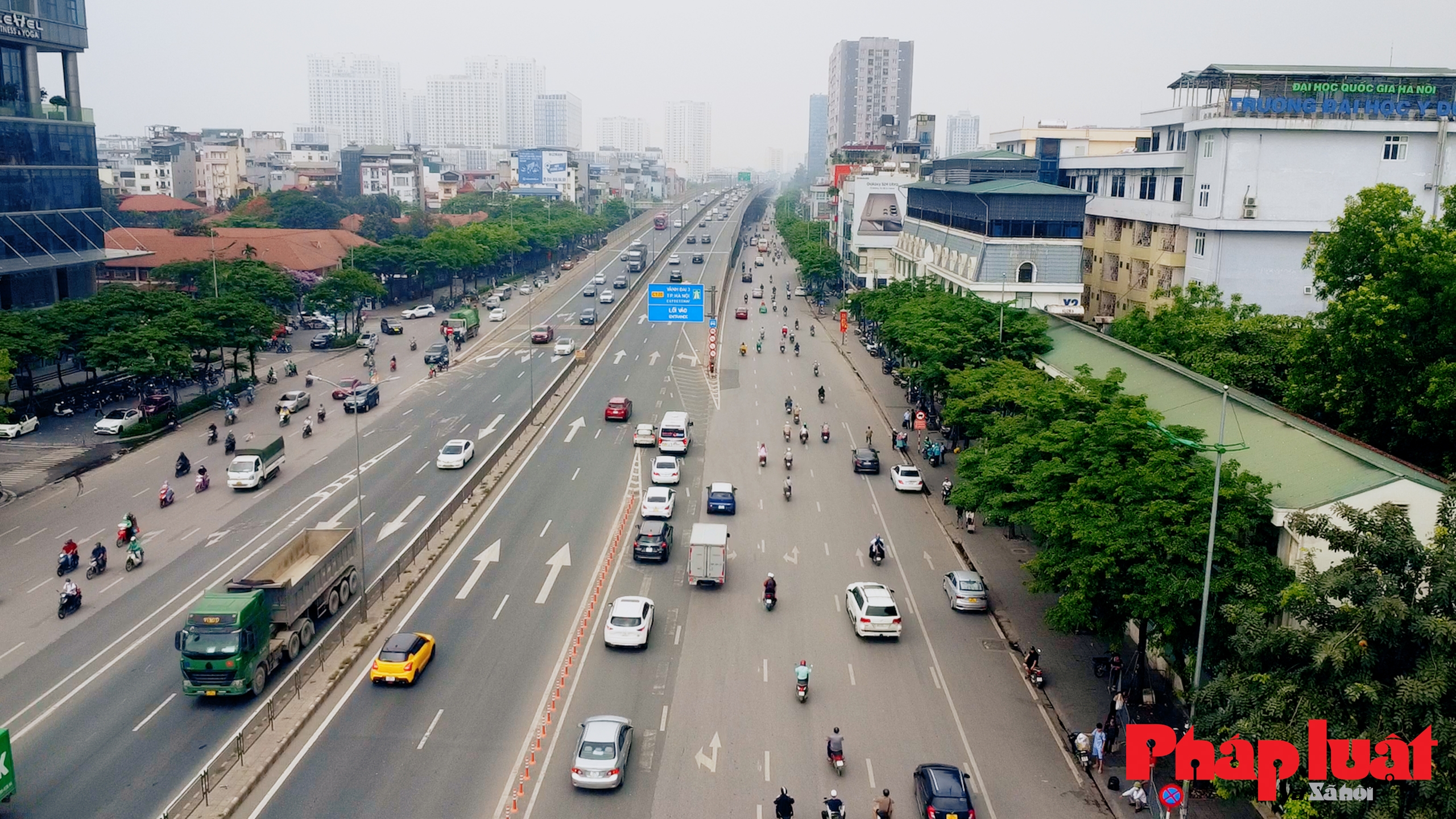 Nhiều người loay hoay di chuyển sau khi thông cầu vượt Mai Dịch mới