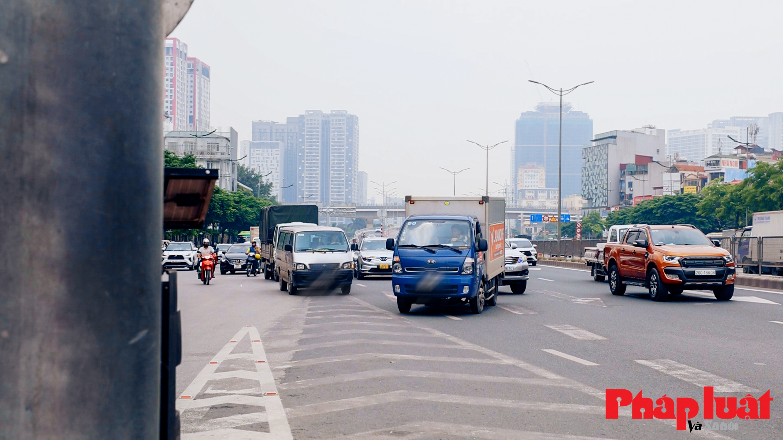 Nhiều người loay hoay di chuyển sau khi thông cầu vượt Mai Dịch mới