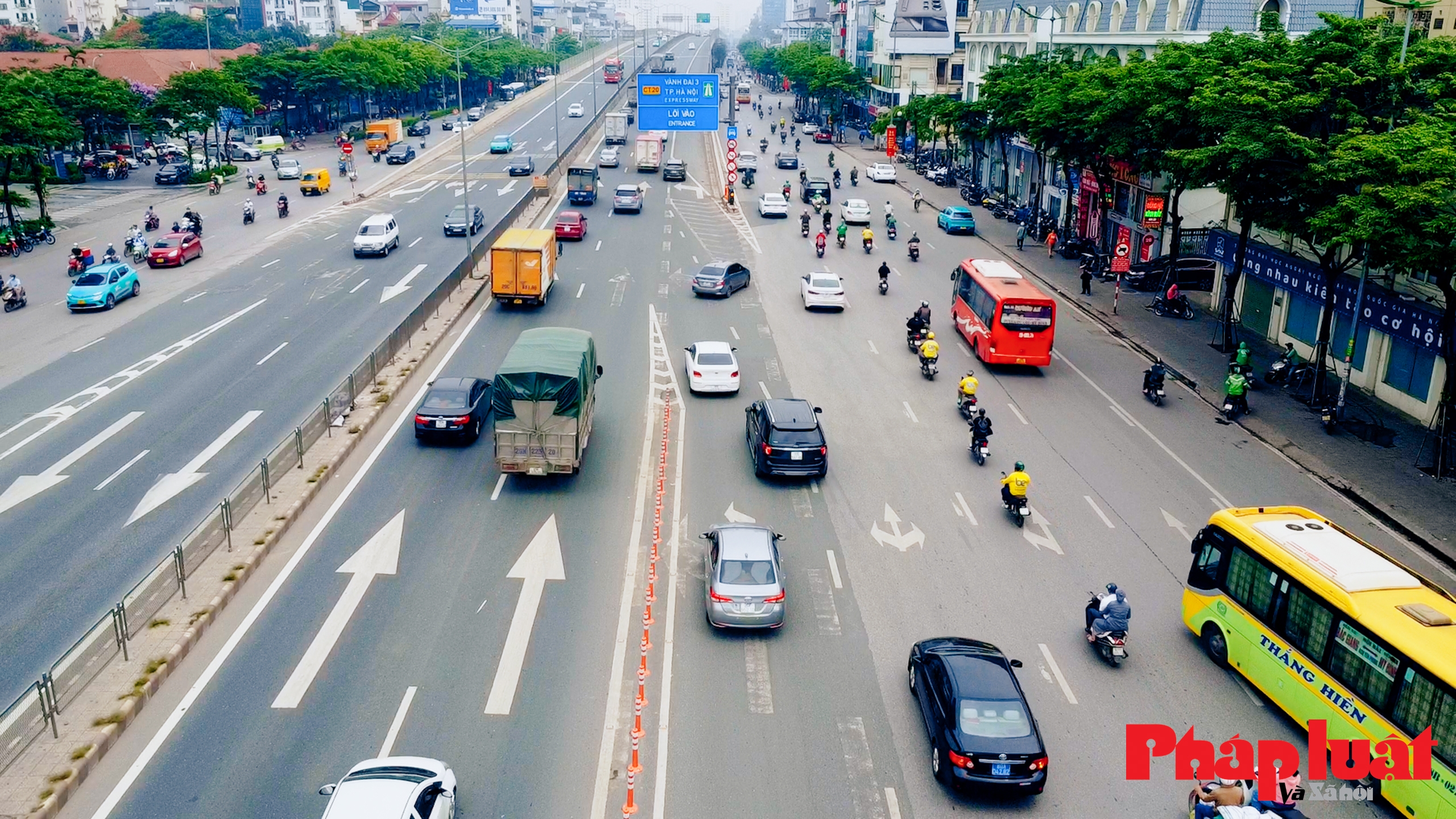 Nhiều người loay hoay di chuyển sau khi thông cầu vượt Mai Dịch mới