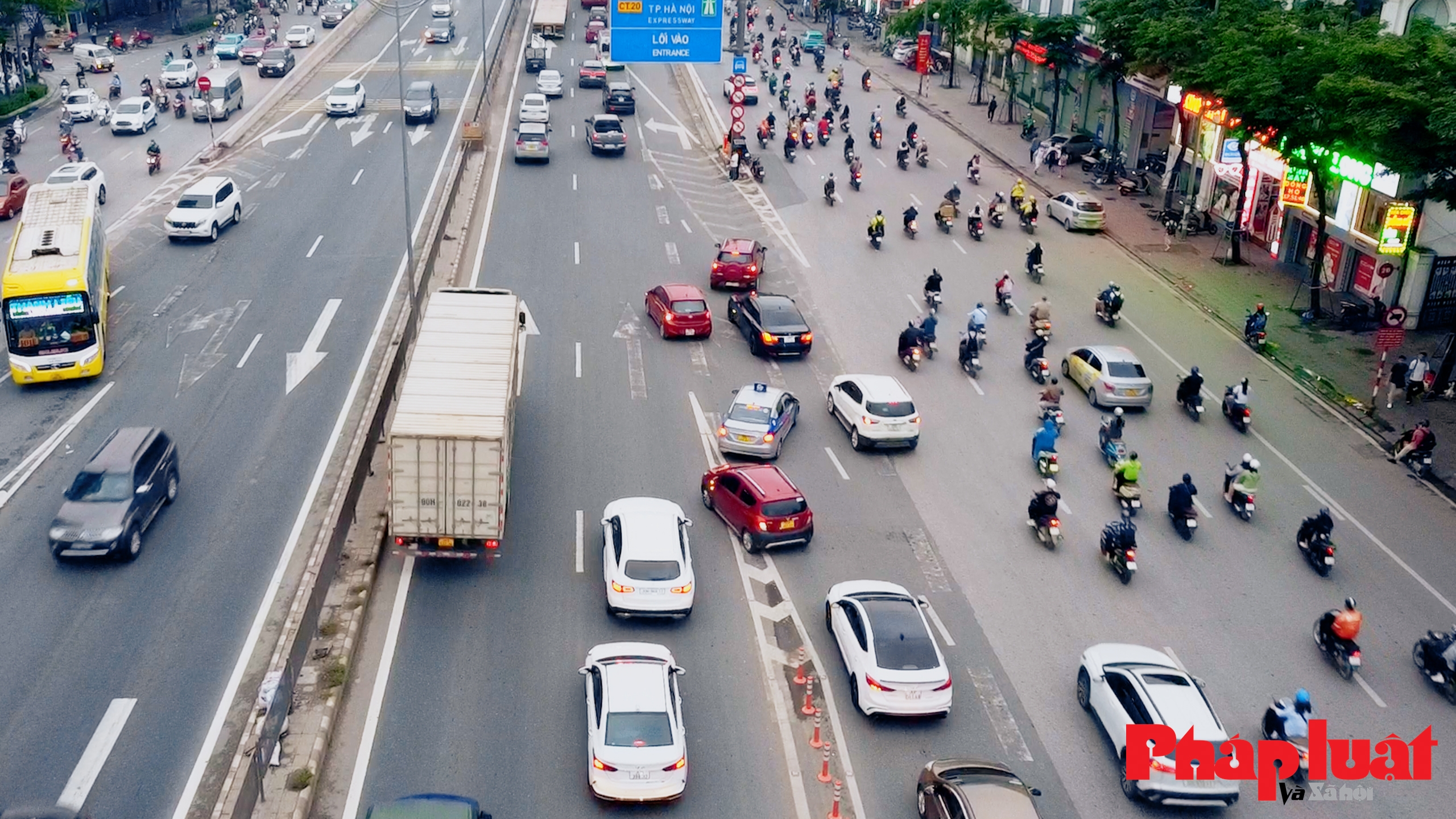 Nhiều người loay hoay di chuyển sau khi thông cầu vượt Mai Dịch mới