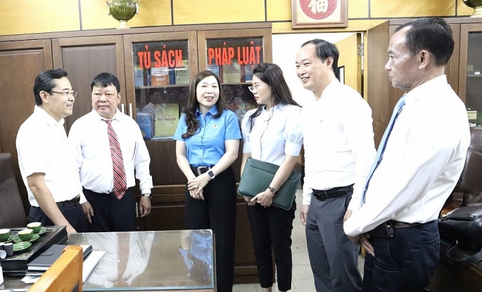 Các đồng chí lãnh đạo LĐLĐ Thành phố, quận Hoàn Kiếm và Công ty Cổ phần Đồng Xuân thăm Điểm sinh hoạt văn hoá công nhân của Công ty Đức Minh.