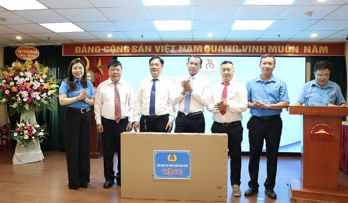 LĐLĐ quận Hoàn Kiếm trao tặng một chiếc ti vi cho Điểm sinh hoạt văn hoá công nhân Công ty Đức Minh.