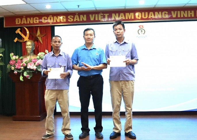 Đồng chí Hoàng Hữu Tiến, Phó Chủ tịch LĐLĐ quận Hoàn Kiếm trao trợ cấp cho 2 đoàn viên có hoàn cảnh khó khăn của Công ty Đức Minh.