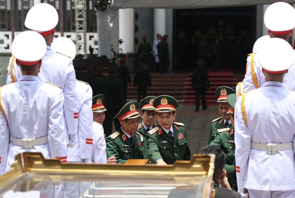 Đại tướng Phan Văn Giang - Ủy vi&ecirc;n Bộ Ch&iacute;nh trị, Ph&oacute; B&iacute; thư Qu&acirc;n ủy Trung ương, Bộ trưởng Bộ Quốc ph&ograve;ng trực tiếp kiểm tra c&ocirc;ng t&aacute;c chuẩn bị. Ảnh: Hiếu L&ecirc;.