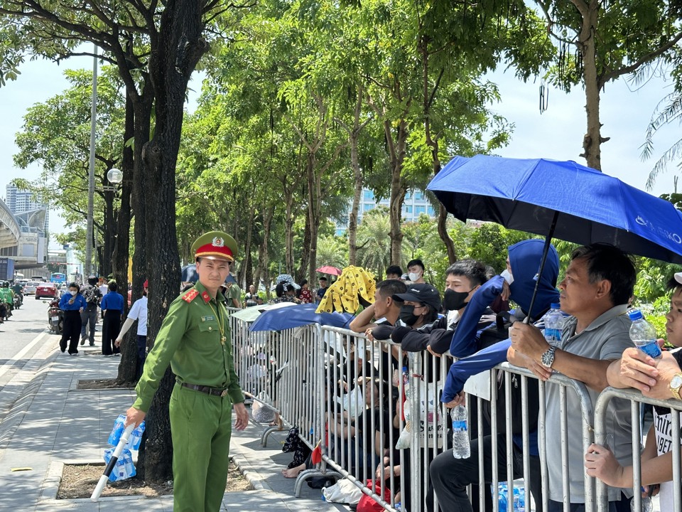 Người d&acirc;n chờ tiễn biệt&nbsp;Tổng B&iacute; thư Nguyễn Ph&uacute; Trọng tr&ecirc;n đường L&ecirc; Đức Thọ. Ảnh: V&acirc;n Nhi