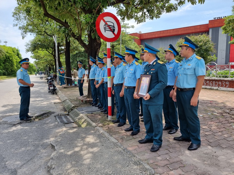 Tại đường Trần Duy Hưng, c&aacute;c chiến sĩ Sư đo&agrave;n 361, Qu&acirc;n chủng Ph&ograve;ng kh&ocirc;ng Kh&ocirc;ng qu&acirc;n tiễn đưa Tổng B&iacute; thư Nguyễn Ph&uacute; Trọng. Ảnh: Văn Trọng.