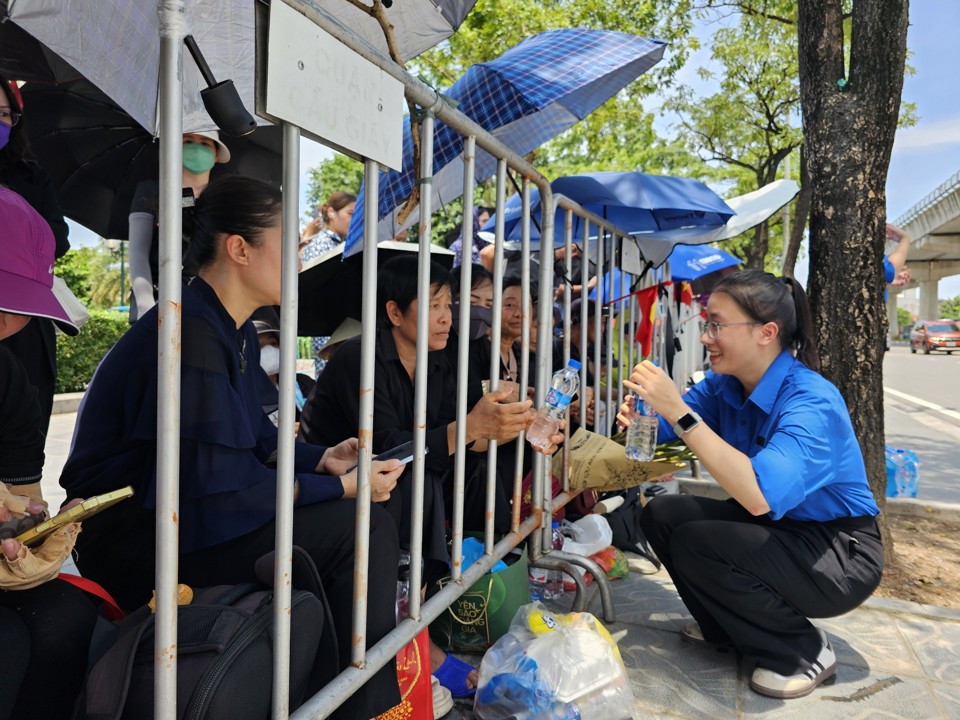 Thanh ni&ecirc;n t&igrave;nh nguyện tiếp nước cho&nbsp;người d&acirc;n chờ tiễn biệt&nbsp;Tổng B&iacute; thư Nguyễn Ph&uacute; Trọng tr&ecirc;n đường L&ecirc; Đức Thọ. Ảnh: Qu&acirc;n Thủy