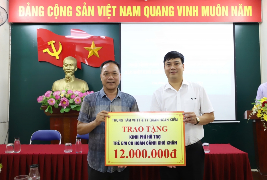 Các đơn vị trao tặng kinh phí hỗ trợ cho trẻ em có hoàn cảnh khó khăn thông qua UBND phường Cửa Đông, quận Hoàn Kiếm.