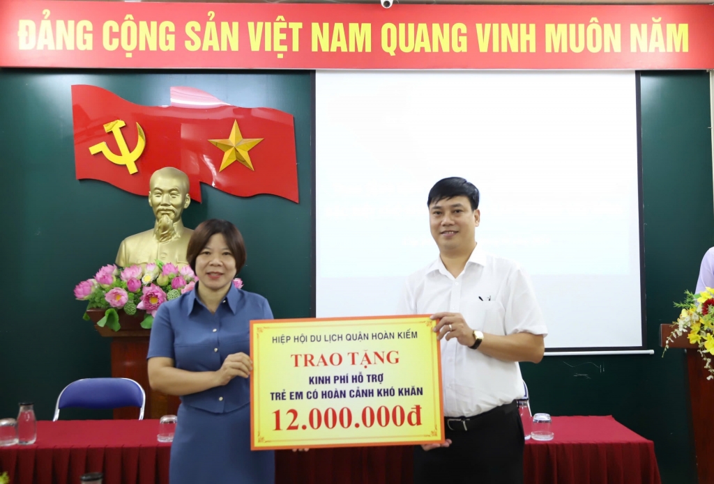 Các đại biểu dự lễ trao tặng kinh phí hỗ trợ cho trẻ em có hoàn cảnh khó khăn