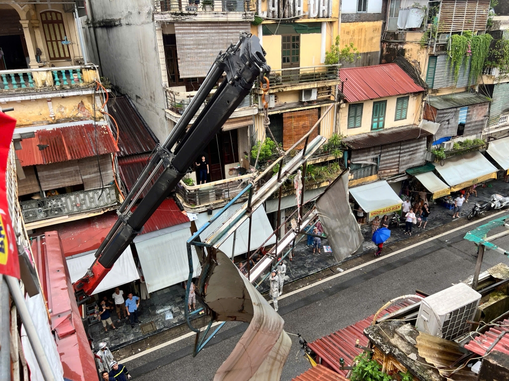 Công an quận Hoàn Kiếm nỗ lực khắc phục hậu quả do bão Yagi gây ra