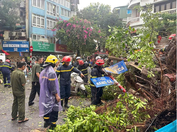 Công an quận Hoàn Kiếm nỗ lực khắc phục hậu quả do bão Yagi gây ra