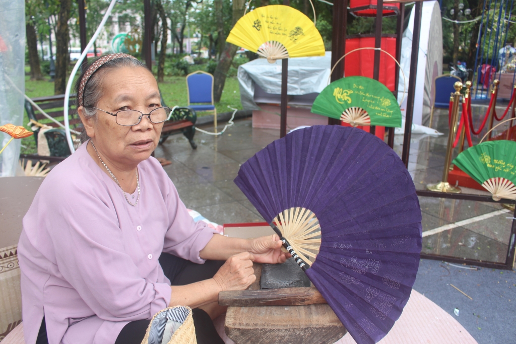 Sản phẩm quạt sừng giấy dó kim châm làng Vác sau hoàn thiện với các nét trổ hoa văn tinh xảo, đẹp mắt. Ảnh: Mộc Miên