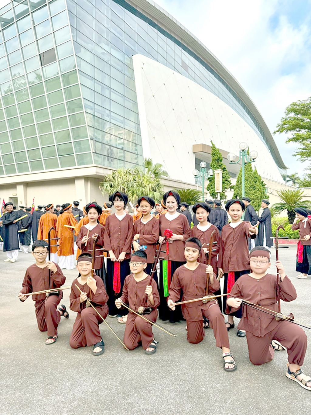 Nghệ nhân Phan Thị Kim Dung cùng các học trò nhí tham gia các cuộc thi âm nhạc, chương trình biểu diễn cấp quận, cấp TP. Ảnh: NVCC