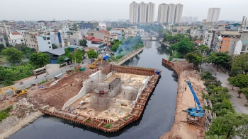 Dáng hình đập dâng đầu tiên trên sông Tô Lịch sau hai tháng thi công