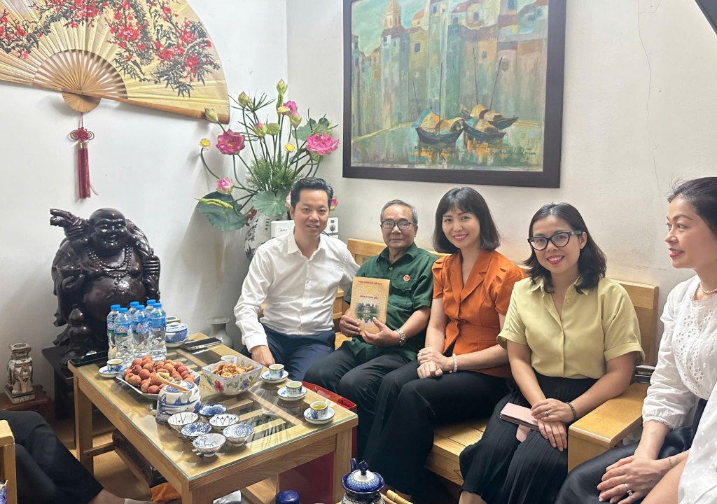 Quận Hoàn Kiếm thăm, tặng quà người có công tiêu biểu có hoàn cảnh khó khăn