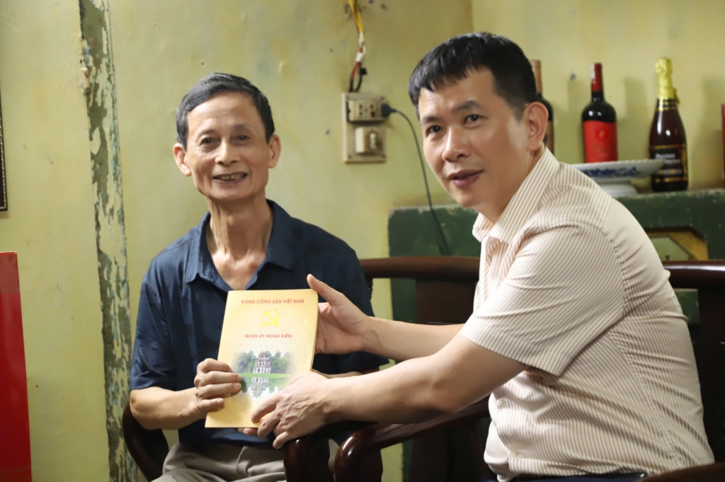 Quận Hoàn Kiếm thăm, tặng quà người có công tiêu biểu có hoàn cảnh khó khăn
