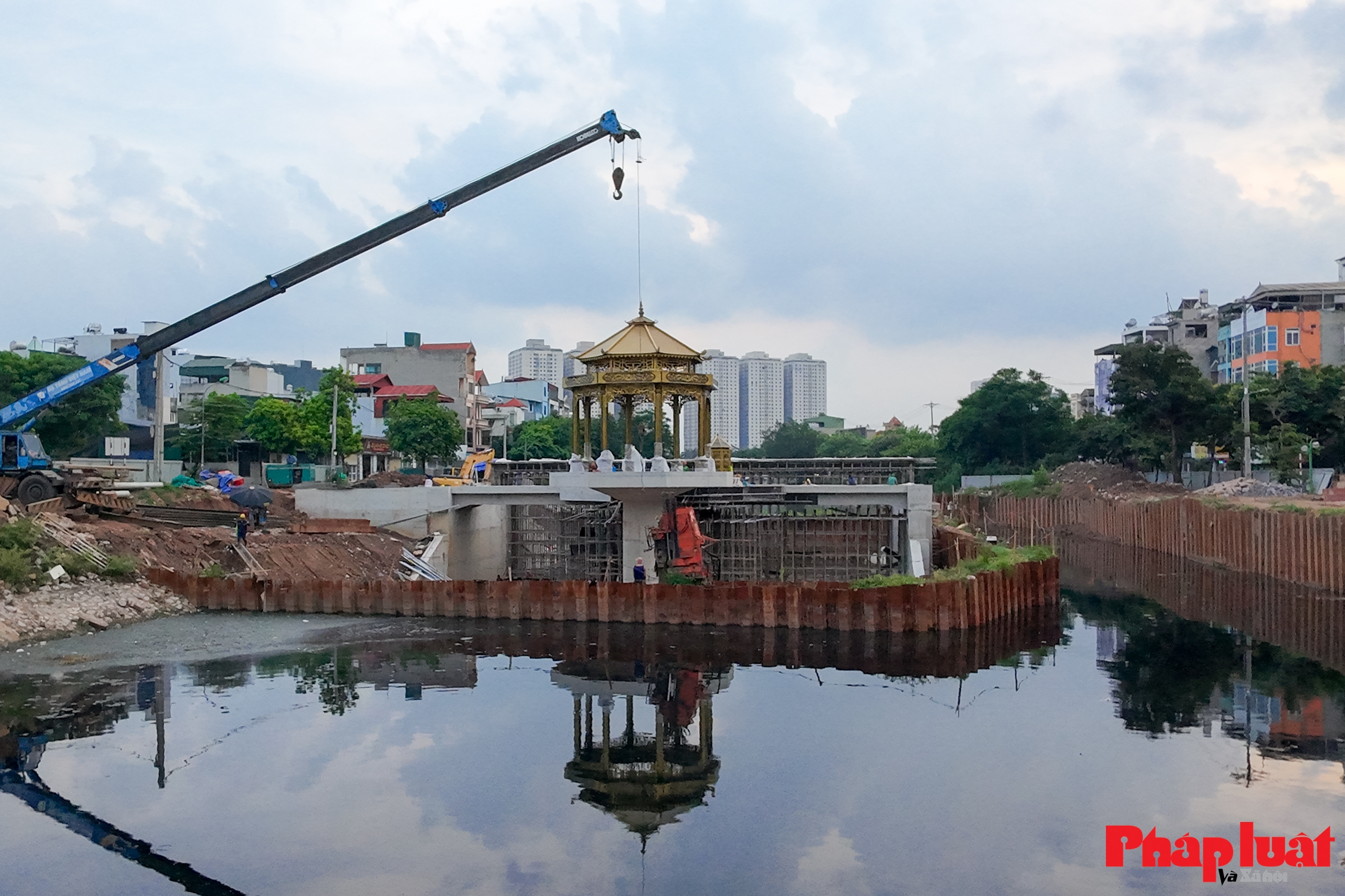 Cận cảnh kiến trúc “lạ mắt” của đập tràn giữ nước đầu tiên trên sông Tô Lịch Cận cảnh kiến trúc “lạ mắt” của đập tràn giữ nước đầu tiên trên sông Tô Lịch