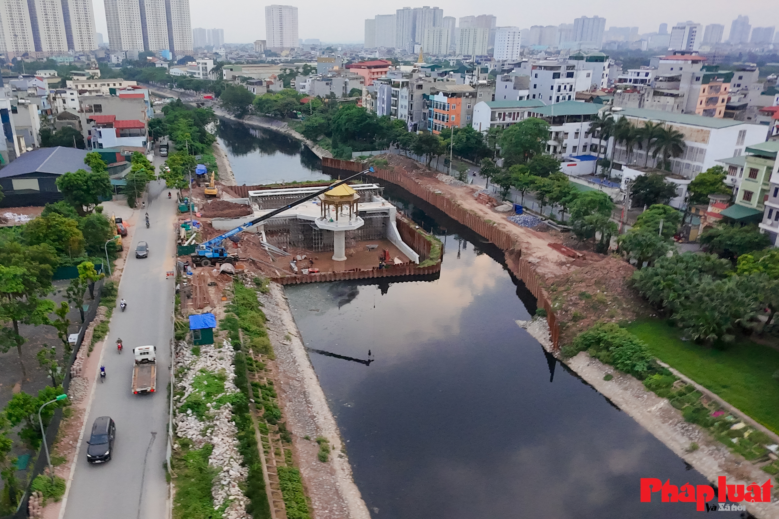 Cận cảnh kiến trúc “lạ mắt” của đập tràn giữ nước đầu tiên trên sông Tô Lịch Cận cảnh kiến trúc “lạ mắt” của đập tràn giữ nước đầu tiên trên sông Tô Lịch