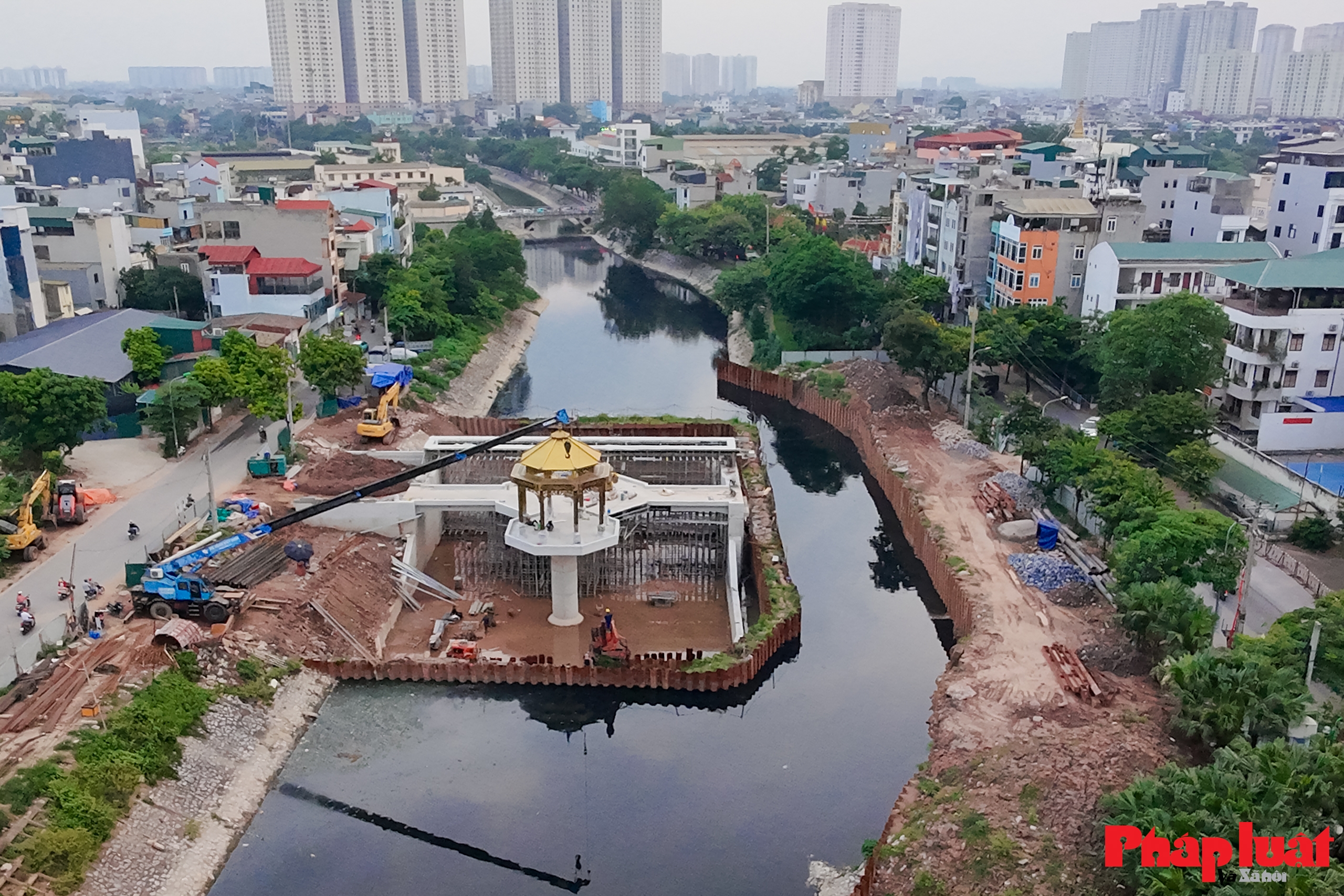 Cận cảnh kiến trúc “lạ mắt” của đập tràn giữ nước đầu tiên trên sông Tô Lịch Cận cảnh kiến trúc “lạ mắt” của đập tràn giữ nước đầu tiên trên sông Tô Lịch