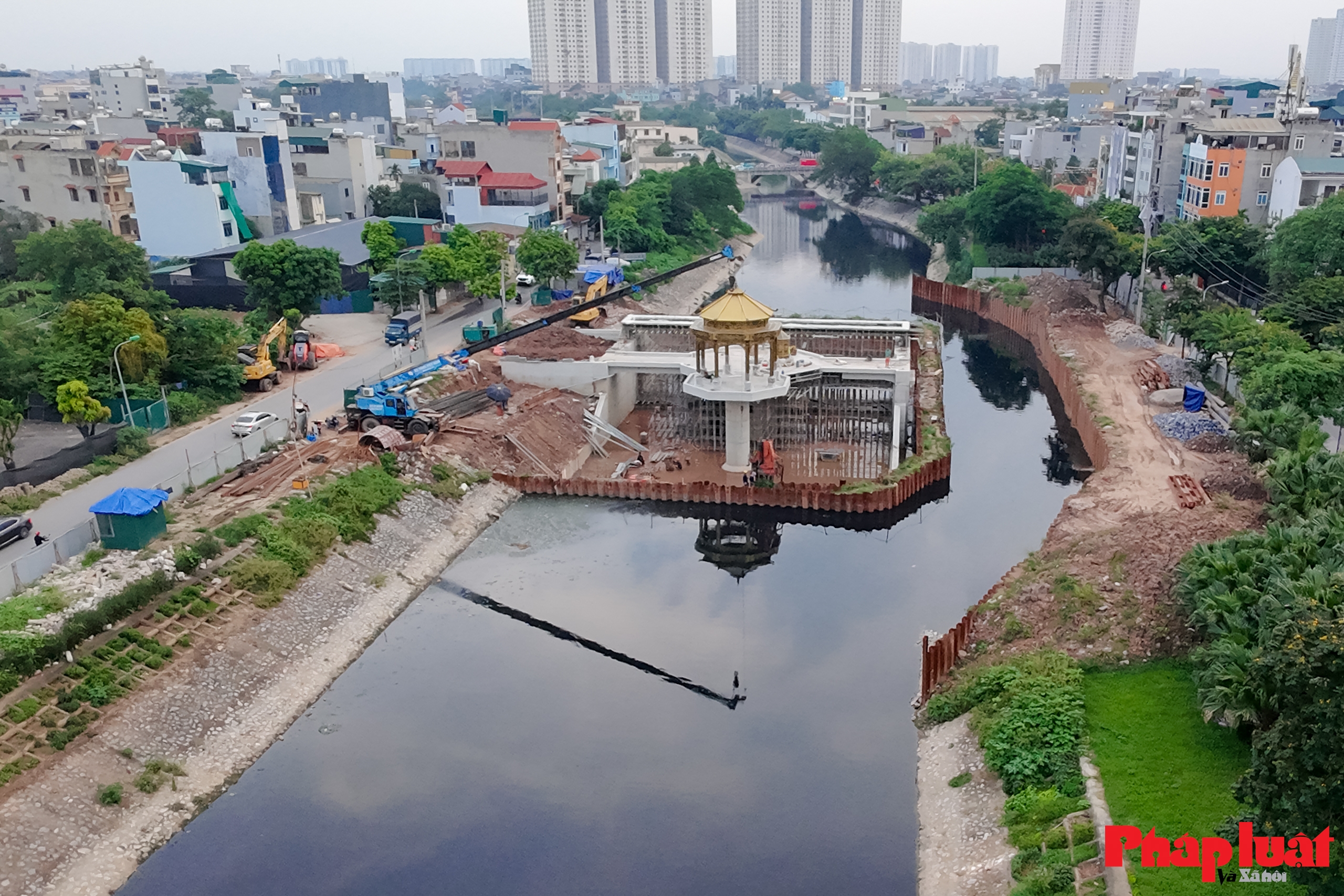 Cận cảnh kiến trúc “lạ mắt” của đập tràn giữ nước đầu tiên trên sông Tô Lịch Cận cảnh kiến trúc “lạ mắt” của đập tràn giữ nước đầu tiên trên sông Tô Lịch