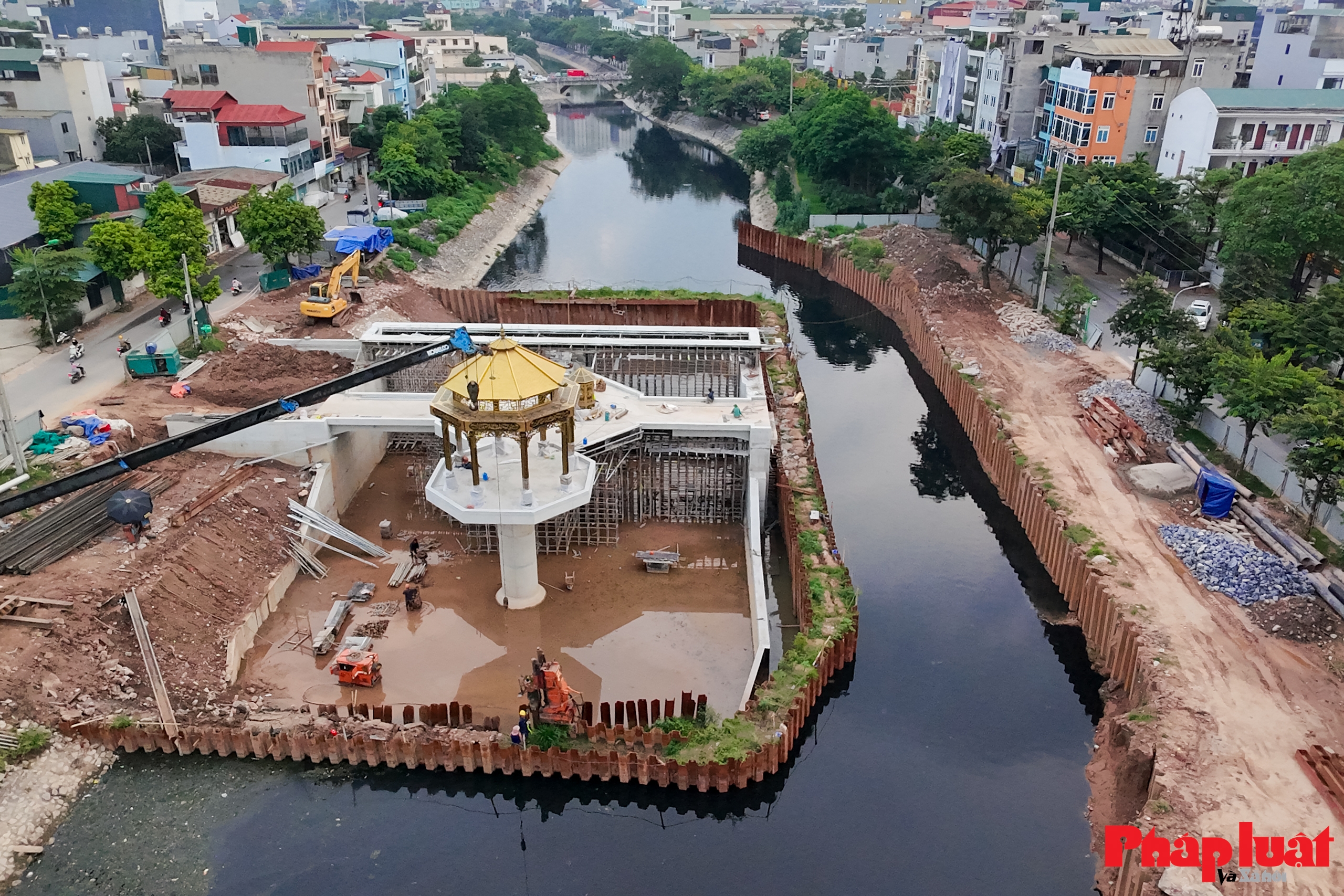 Cận cảnh kiến trúc “lạ mắt” của đập tràn giữ nước đầu tiên trên sông Tô Lịch Cận cảnh kiến trúc “lạ mắt” của đập tràn giữ nước đầu tiên trên sông Tô Lịch