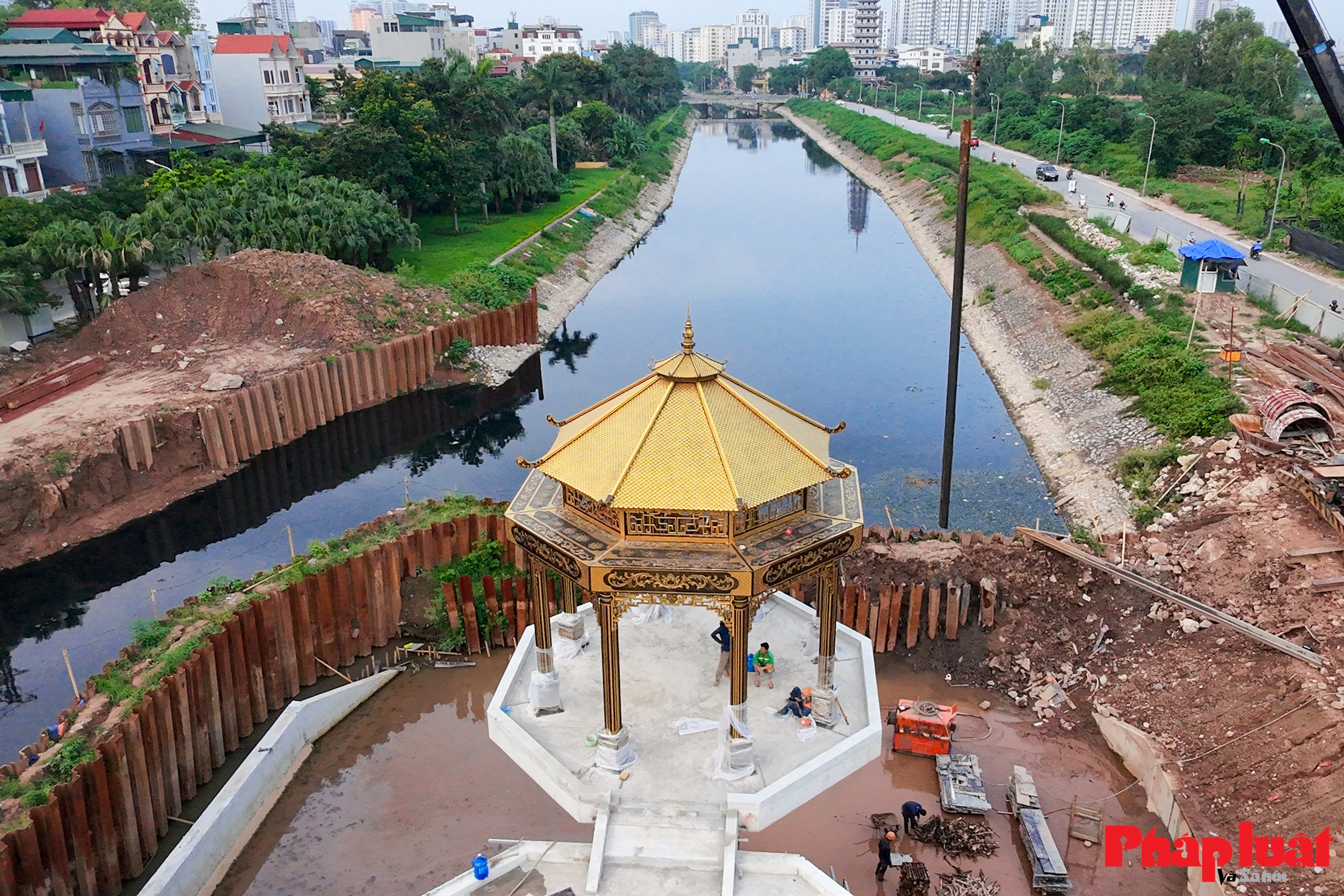 Cận cảnh kiến trúc “lạ mắt” của đập tràn giữ nước đầu tiên trên sông Tô Lịch Cận cảnh kiến trúc “lạ mắt” của đập tràn giữ nước đầu tiên trên sông Tô Lịch