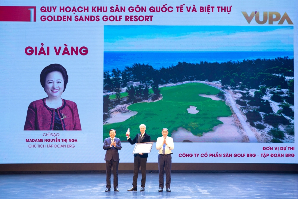 Đại diện tác phẩm quy hoạch tổ hợp Golden Sands Golf Resort nhận giải Vàng trong khuôn khổ Giải thưởng Quy hoạch đô thị Quốc gia lần thứ IV Đại diện tác phẩm quy hoạch tổ hợp Golden Sands Golf Resort nhận giải Vàng trong khuôn khổ Giải thưởng Quy hoạch đô thị Quốc gia lần thứ IV