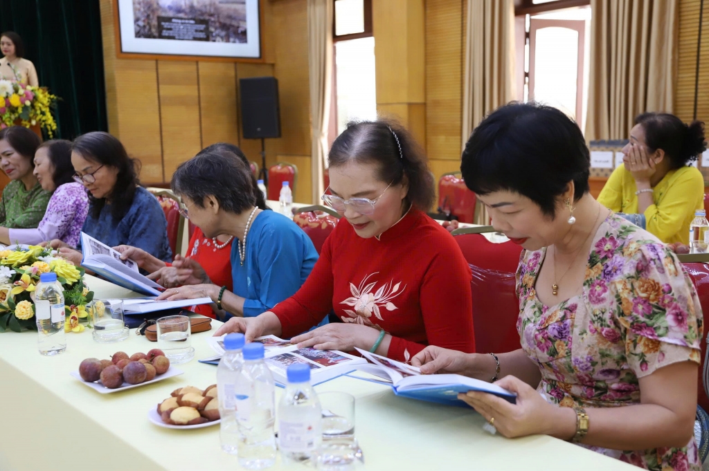 Nội dung sách tái hiện toàn diện quá trình hình thành, trưởng thành của Hội LHPN quận Hoàn Kiếm từ thời kỳ đấu tranh giành độc lập dân tộc, kháng chiến bảo vệ Tổ quốc đến công cuộc đổi mới và hội nhập hiện nay