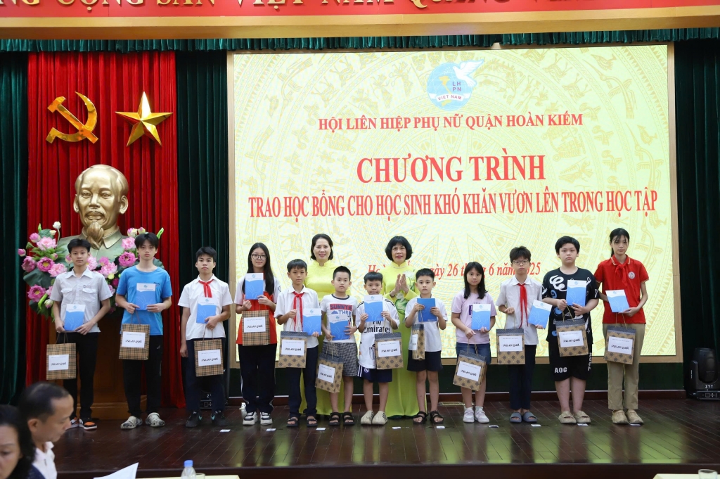 Quận ủy viên, Chủ tịch Hội LHPN quận Hoàn Kiếm Trịnh Thị Huệ và Phó Chủ tịch Hội LHPN quận Hoàn Kiếm Đoàn Thị Lân trao tặng quà, học bổng cho 18 trẻ em có hoàn cảnh đặc biệt khó khăn vươn lên trong học tập