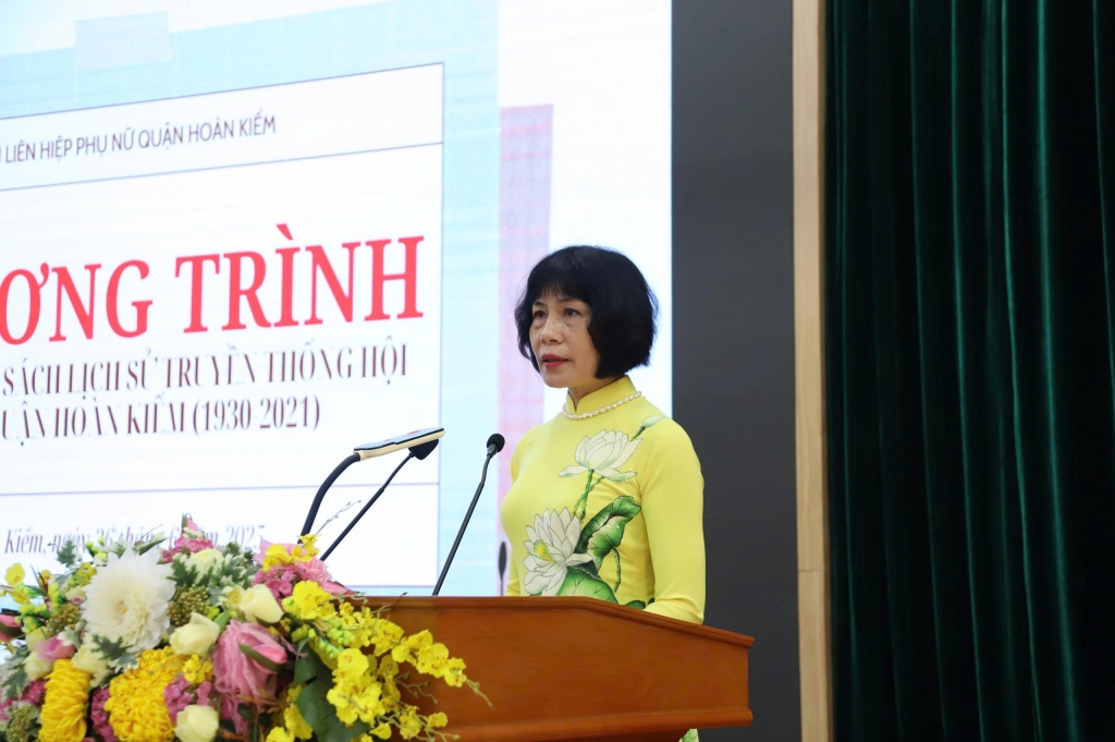 Quận ủy viên, Chủ tịch Hội LHPN quận Hoàn Kiếm Trịnh Thị Huệ phát biểu tại buổi lễ