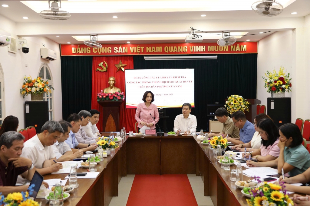 Thứ trưởng Bộ Y tế Nguyễn Thị Liên Hương đánh giá cao công tác phòng chống dịch của phường Cửa Nam.